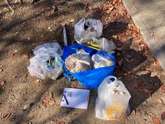 屋外, 座る, バッグ, 古い が含まれている画像

AI 生成コンテンツは誤りを含む可能性があります。