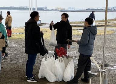 人, 屋外, 民衆, 立つ が含まれている画像
AI 生成コンテンツは誤りを含む可能性があります。